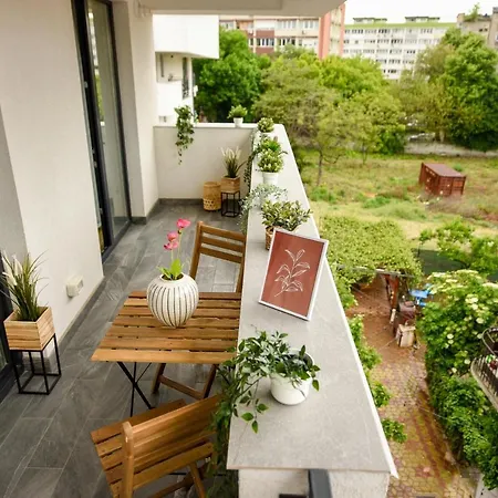 Spot The Giraffe. Desirable At Tineretului * Bucureşti