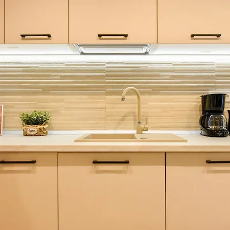 Spot The Giraffe. Desirable At Tineretului *