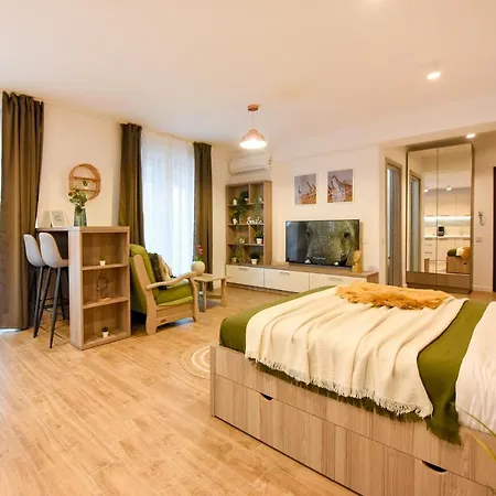 Spot The Giraffe. Desirable At Tineretului * Bucarest