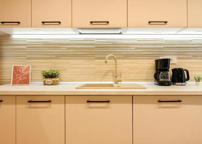 Spot The Giraffe. Desirable At Tineretului *