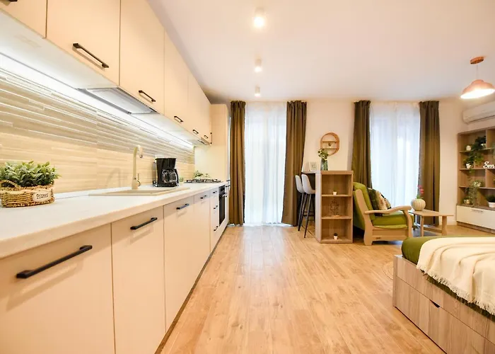 Spot The Giraffe. Desirable At Tineretului * بوخارست