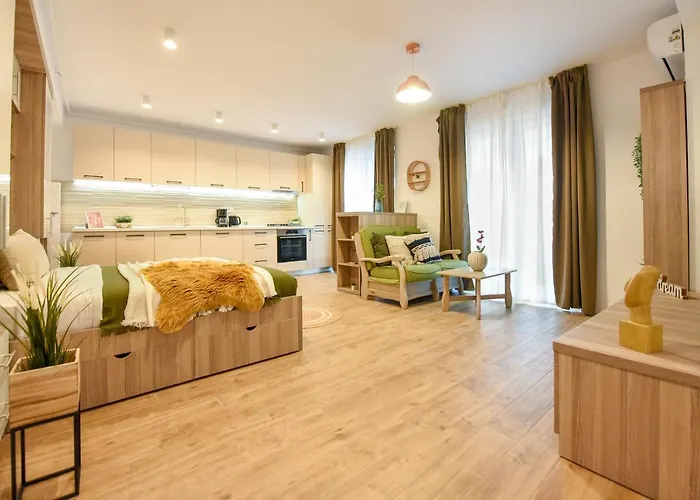 Spot The Giraffe. Desirable At Tineretului *