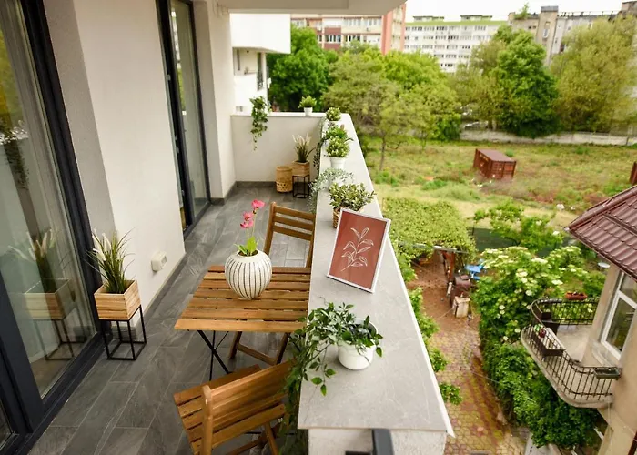 Spot The Giraffe. Desirable At Tineretului * ブカレスト