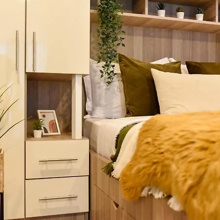 Spot The Giraffe. Desirable At Tineretului * בוקרשט