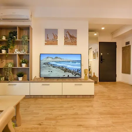 Spot The Giraffe. Desirable At Tineretului *