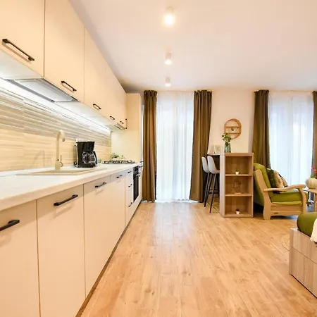 Spot The Giraffe. Desirable At Tineretului * בוקרשט