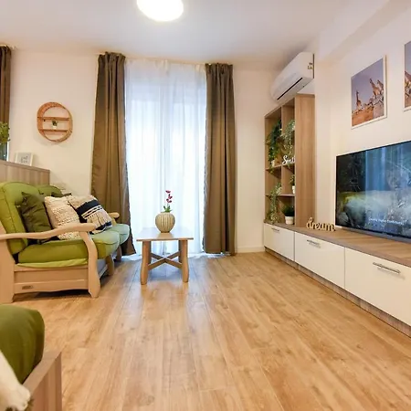 Spot The Giraffe. Desirable At Tineretului