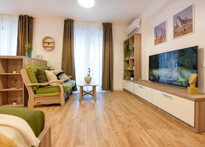 Spot The Giraffe. Desirable At Tineretului