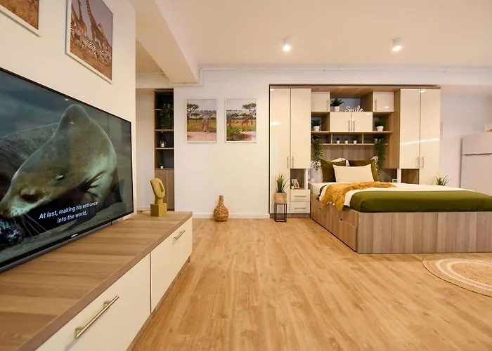 Spot The Giraffe. Desirable At Tineretului Lejlighed Bukarest