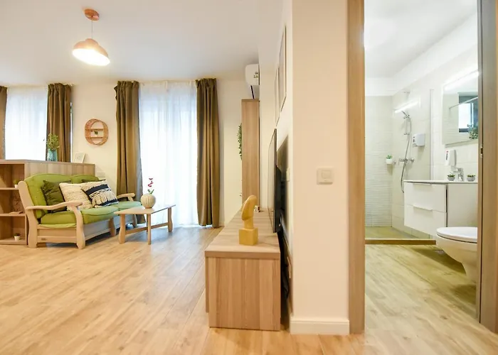 Spot The Giraffe. Desirable At Tineretului Lejlighed *